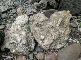 cerca arriba ver y antecedentes de extraño patrones de rocas en un montañoso zona tomado durante a campo traviesa viaje en sulawesi, Indonesia. foto