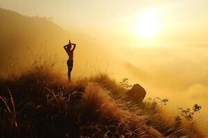 ai generado un mujer soportes en un colina y medita en silencio a puesta de sol foto