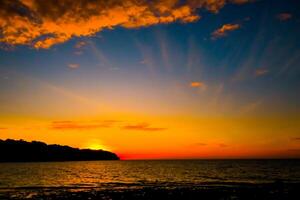 hermosa puesta de sol paisajes marinos terminado el mar para viaje y vacaciones foto