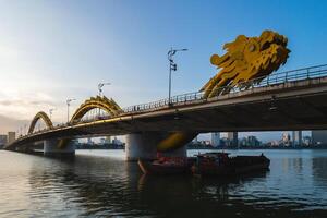 continuar puente, el punto de referencia de da nang cruce han río en Vietnam foto