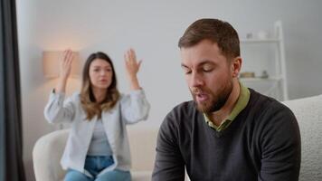 frustré mari et agacé épouse agresseur ayant mal mariage des relations video