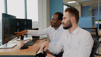 equipo de corredores de bolsa son teniendo un conversacion en oficina con monitor pantallas analizando datos, gráficos y informes para inversión propósitos video