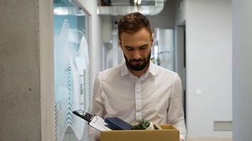 Mann durch Entlassung. Kerl hat verloren Arbeit. gefeuert Manager im Unternehmen. Entlassung Box im Hände von Mitarbeiter video