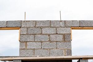 ceniza bloques de gris hormigón son pulcramente apilado en un montón, esbelto filas de ladrillos, material para edificio un casa foto