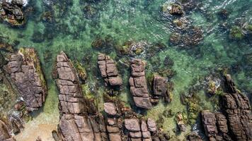 sereno aéreo costero aguas y rocas foto