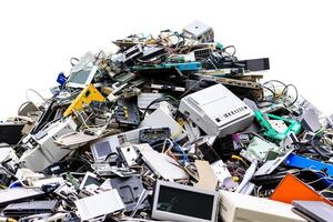 ai generado electrónico residuos montaña, reciclaje crisis foto