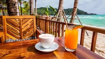 tropical junto a la playa cafetería, sereno bebida oasis foto