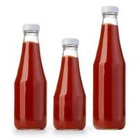 salsa de tomate botella en blanco foto