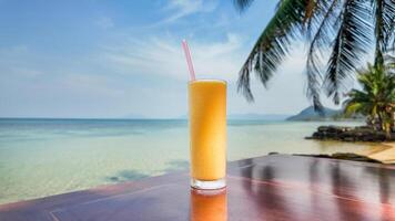 tropical junto a la playa felicidad con refrescante bebida foto