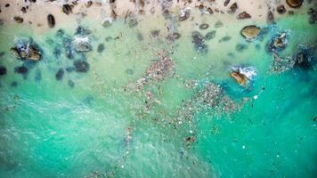 contaminado orilla, Oceano el plastico crisis aéreo foto