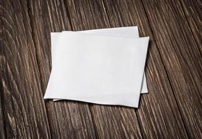 blanco papel servilleta en mesa foto