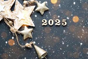 contento nuevo año de madera letras y el números 2025 en festivo negro antecedentes con lentejuelas, estrellas, nieve. saludos, tarjeta postal. calendario, cubrir foto