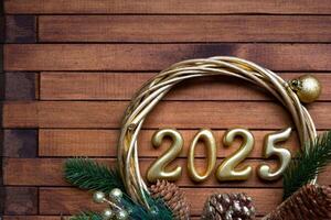 contento nuevo año dorado números 2025 en acogedor festivo marrón de madera antecedentes con lentejuelas, nieve, luces de guirnaldas saludos, tarjeta postal. calendario, cubrir foto