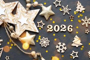 contento nuevo año de madera letras y el números 2026 en festivo negro antecedentes con lentejuelas, estrellas, nieve. saludos, tarjeta postal. calendario, cubrir foto