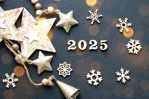 contento nuevo año de madera letras y el números 2025 en festivo negro antecedentes con lentejuelas, estrellas, nieve. saludos, tarjeta postal. calendario, cubrir foto