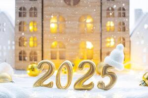 dorado cifras número 2025 en contra el antecedentes de acogedor ventanas de un casa con calentar ligero con festivo decoración de estrellas, nieve y guirnaldas saludo tarjeta, contento nuevo año, acogedor hogar foto