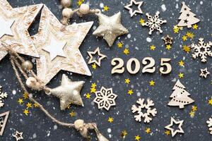 contento nuevo año de madera letras y el números 2025 en festivo negro antecedentes con lentejuelas, estrellas, nieve. saludos, tarjeta postal. calendario, cubrir foto