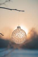 Navidad pelota en árbol al aire libre, creativo foto, nuevo año, Navidad foto