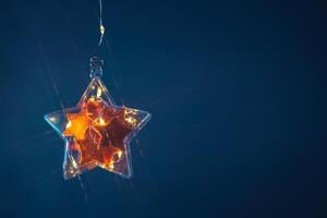 estrellas hecho de Mandarina pelar en un Navidad árbol juguete y guirnaldas foto