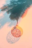 Navidad pelota en Navidad árbol, creativo foto, nuevo año, Navidad foto