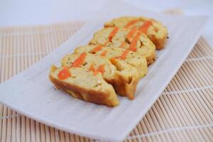 rebanadas de tortilla en un plato foto