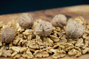 Fresco y agrietado nueces en aceituna madera foto