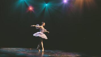 ballet. agraciado bailarina bailando elementos de clásico ballet en el hermosa ligero y fumar en el fondo, video