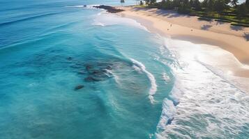 ai generado hermosa playa con turquesa agua y montañas en el antecedentes foto