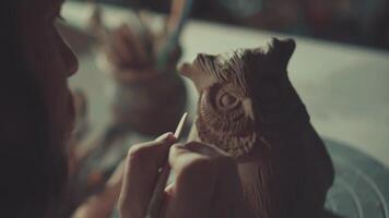 een meester beeldhouwer maakt een beeldhouwwerk van een vogel video