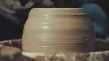 un alfarero hace un jarra en un cerámica mesa video