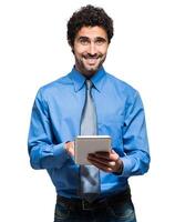 retrato de un joven negocio hombre participación su tableta foto