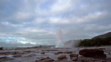 geysir avgränsa i island. de strokkur gejser utbrott på de haukadalur geotermisk område, del av de gyllene cirkel rutt, i island. strokkur geysir gejser på de söder väst island. 4k video