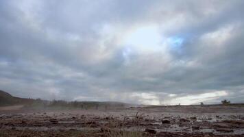 geysir beperken in IJsland. de strokkur geiser uitbarsting Bij de haukadalur geothermisch Oppervlakte, een deel van de gouden cirkel route, in IJsland. strokkur geysir geiser Aan de zuiden west IJsland. 4k video