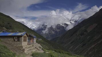 tijd vervallen van wolken in de berg. trektocht in de omgeving van Annapurna. doordringend la pad, Nepal, Himalaya. 4k video