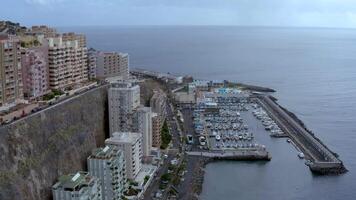 aéreo Visão do a Cidade do Radazul em a costa do tenerife ilha, canário ilhas, Espanha video