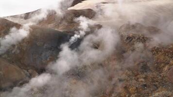 Dampf Über vulkanisch Landschaft. heiß Frühling im Kerlingarfjoll geothermal Bereich, Island. video