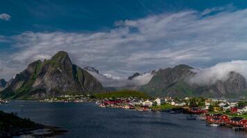 pescaria Cidade do reinar em lofoten ilhas dentro Noruega, popular turista destino em ensolarado verão dia. espaço de tempo 4k video