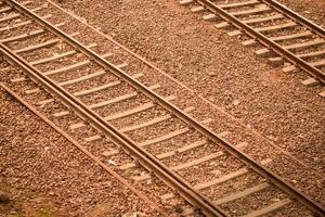 ver de tren ferrocarril pistas desde el medio durante tiempo de día a kathgodam ferrocarril estación en India, juguete tren pista vista, indio ferrocarril unión, pesado industria foto