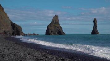reynisdrangar rochers à reynisfjara plage suivant à Vik je myrdale à Sud Islande. 4k video