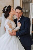 un hermosa novia con su padre en su Boda día. el mejor momentos de el Boda día. hija y padre. foto