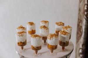 almendra galletas y varios dulce pasteles para un Boda banquete. un delicioso recepción, un lujoso ceremonia. mesa con dulces y postres delicioso vistoso francés postres en un plato o mesa. foto