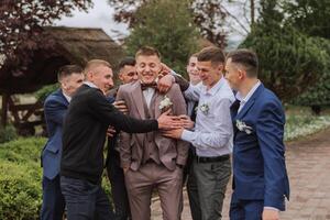 alegre, joven, energético testigos de el novio siguiente a el novio. amigos felicitar el novio. novio y su gracioso amigos teniendo divertido en el Boda día de el recién casados. foto