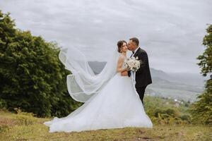 boda. amor y Pareja en jardín para boda. celebracion de ceremonia y compromiso. salvar el fecha. confiar el novio abraza el novia en el montañas en el antecedentes de el bosque foto