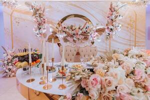 Luxurious, elegant decoration for the wedding reception, flower compositions for the wedding photo zone, decorated with flowers for the bride's prisidium