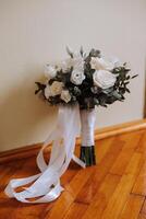 de los hombres accesorios, novio detalles. belleza es en el detalles. preparación para el boda. cuero zapatos. oro Boda anillos arco atar. Boda ramo de flores de flores foto