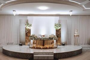 romántico mesa ajuste en un restaurante para un día festivo. Boda decoración para el recién casados a el banquete. floristería de Fresco flores y velas, boho estilo. abastecimiento para el novia y huéspedes. foto