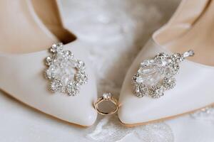 detalles de el novia. belleza es en el detalles. tacones altos nupcial zapatos. oro Boda anillo con un diamante. perfumes pendientes Boda en detalles. foto
