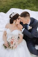 boda. amor y Pareja en jardín para boda. celebracion de ceremonia y compromiso. salvar el fecha. confianza. el novia y novio abarcar. el novio abraza el novia debajo un primavera floración árbol. foto