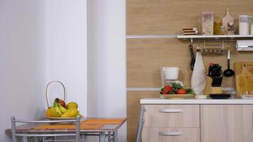modern keuken met een veel van Koken accessoires in het. rek focus dolly schuif 4k beeldmateriaal video