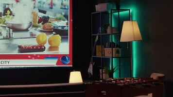 vod matlagning kanal vänster öppen på modern ultrawide tv i neon belyst levande rum. strömning service mat program sänds på smart TV i Hem teater, stänga upp skott video